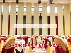 Vách ngăn di động hoàn thiện bằng gỗ cho văn phòng