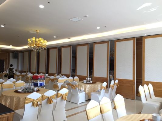 Bảo vệ âm thanh Phân tường di động Phân tường gấp có thể vận hành cho phòng tiệc