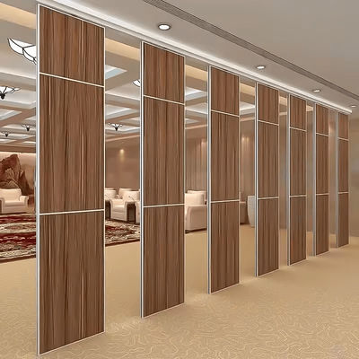 Các bức tường phân vùng với kết thúc bằng gỗ