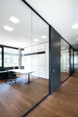 Giá tốt. Hệ thống tường ngăn kính không khung cho văn phòng Tính riêng tư 12mm thủy tinh nóng với hồ sơ nhôm trực tuyến
