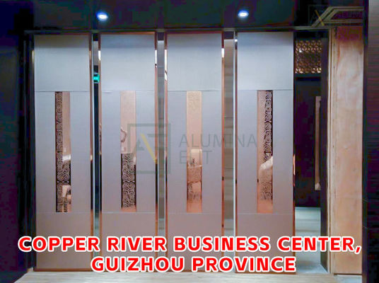 Giá tốt. Kích thước tùy biến Phân cách gấp với khung nhôm và vật liệu MDF cho không gian đa năng trực tuyến